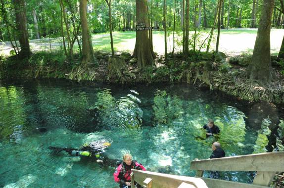 Mergulhadores se preparam para mergulhar em caverna alagada em Ginnie Springs, na Flórida, nos Estados Unidos
